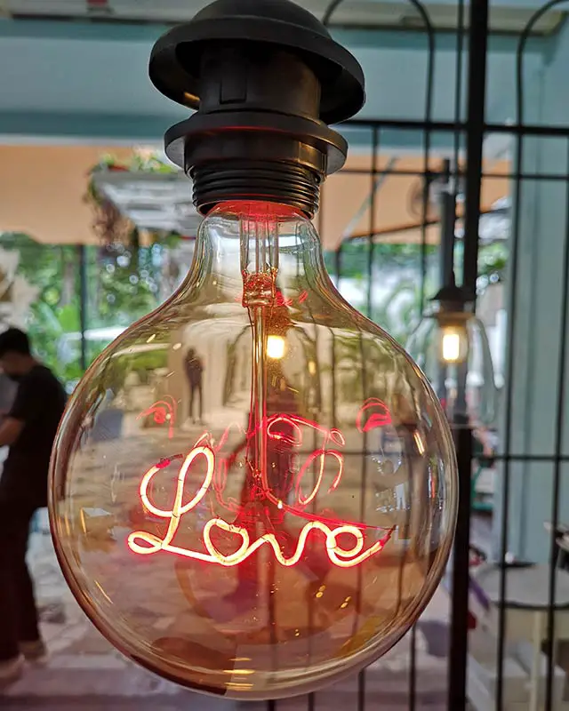 ruma-puteh-light-bulb-love