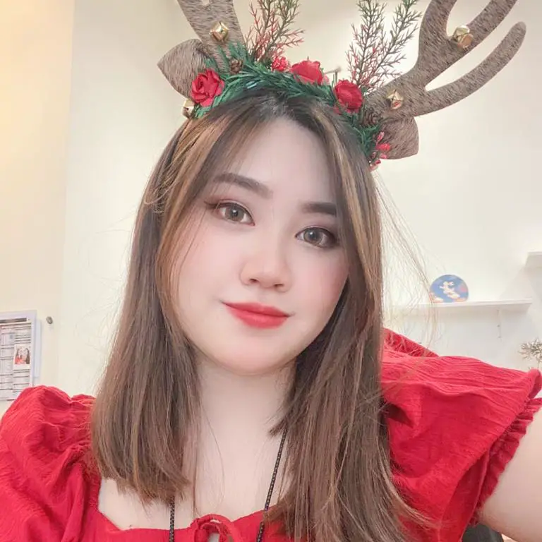 valerie-seow-in-christmas-reindeer-costume