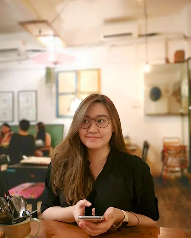 valerie-seow-looking-aside-in-the-nyonya-restaurant