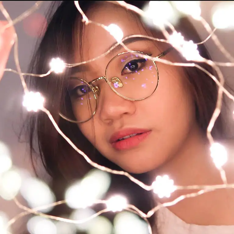 valerie-seow-malaysia-lifestyle-blogger-posing-with-string-lights