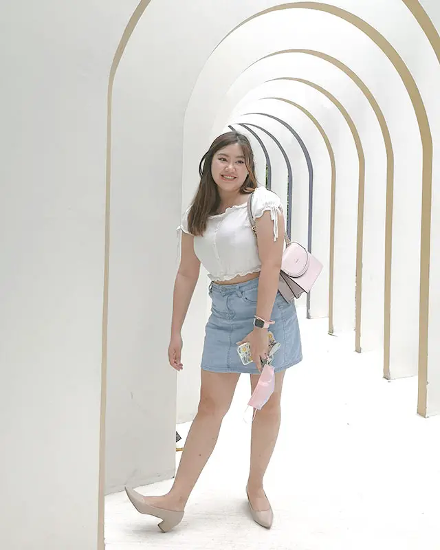 valerie-seow-posing-at-the-white-arc-of-ruma-puteh