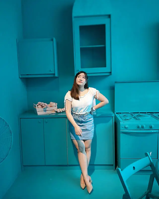 valerie-seow-posing-in-the-blue-room-of-ruma-puteh-looking-up