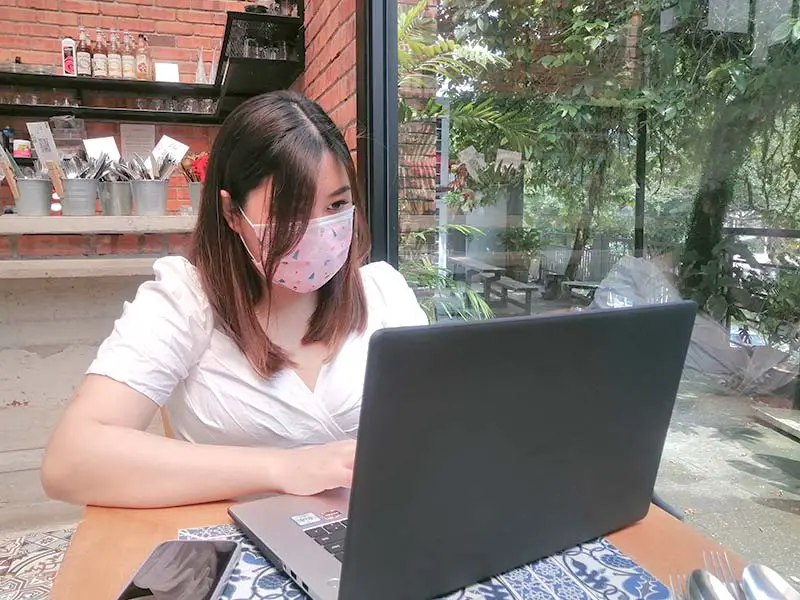 valerie-working-on-laptop-while-sitting-in-pokok-kl