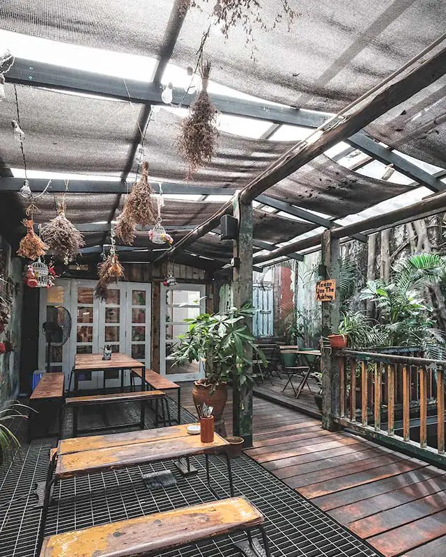 worn-down-interior-of-merchant-lane-cafe