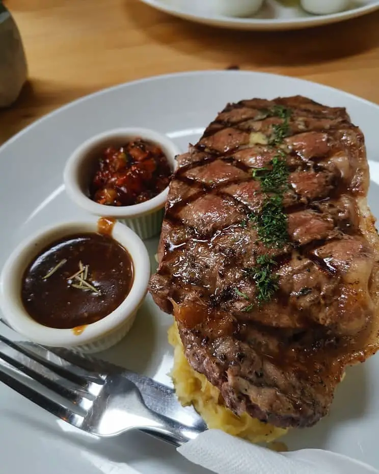 steak in svart cafe