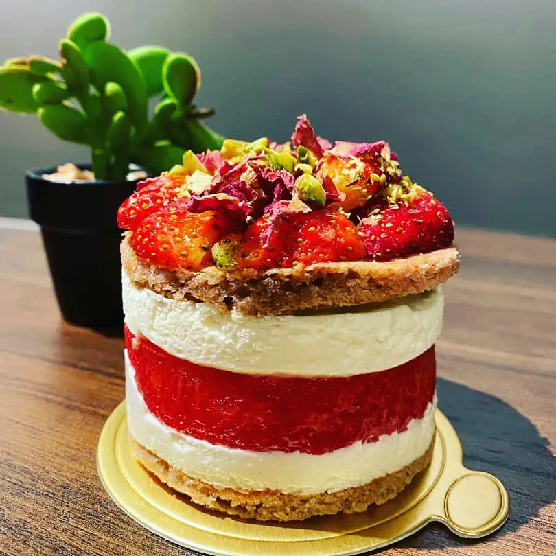 strawberry cake by soo scrumptious ttdi