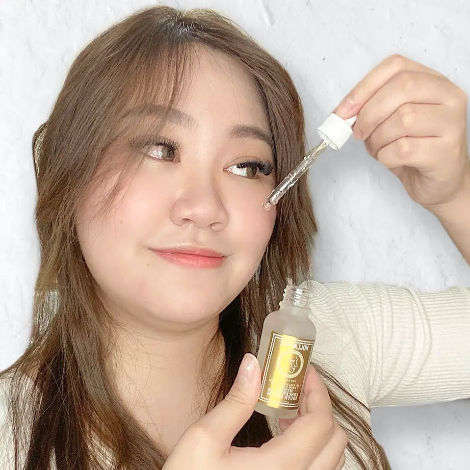 malaysia blogger valerie applying skin serum