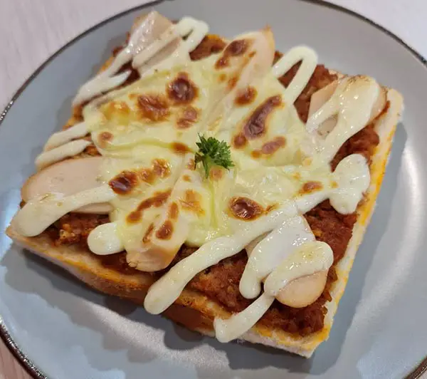 bakeroni-toast-served-in-this-taman-desa-cafe