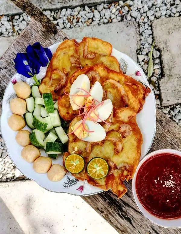 cucur-udang-served-at-8c-the-central-kitchen-cafe