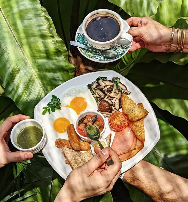 english-breakfast-served-in-foliage-cafe