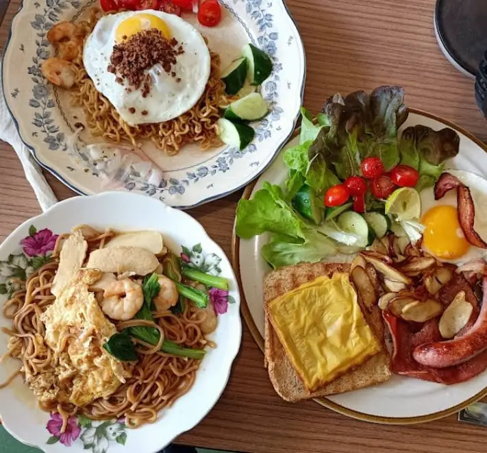 fried noodles and breakfast platter from Vintage Green Cafe The Daughter in melaka