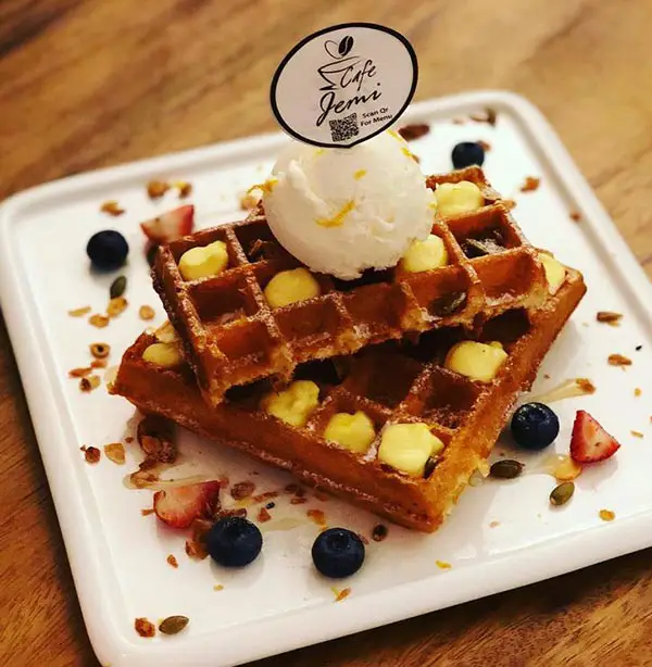 lemon-dream-waffle-served-in-jemi-cafe-in-taman-desa