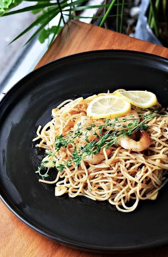 lemon garlic spagetti and prawn by the upper cafe melaka