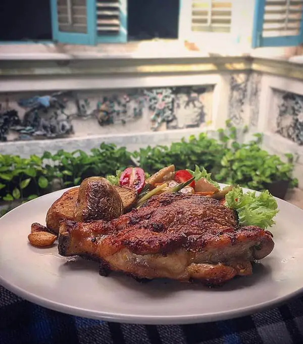 lemongrass chicken served in lokahouz melaka cafe