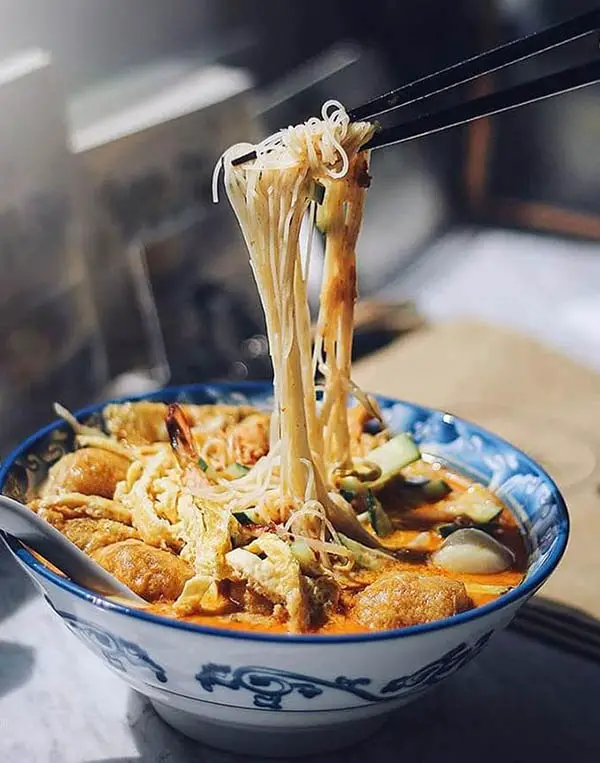 majestic bowl of vermicelli laksa noodle in chop tiang be