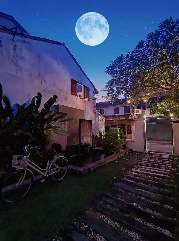 night entrance to chop tiang bee cafe in melaka