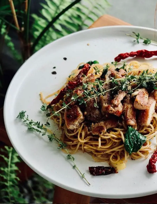 spicy aglio olio spagetti with grilled chicken served by the upper cafe