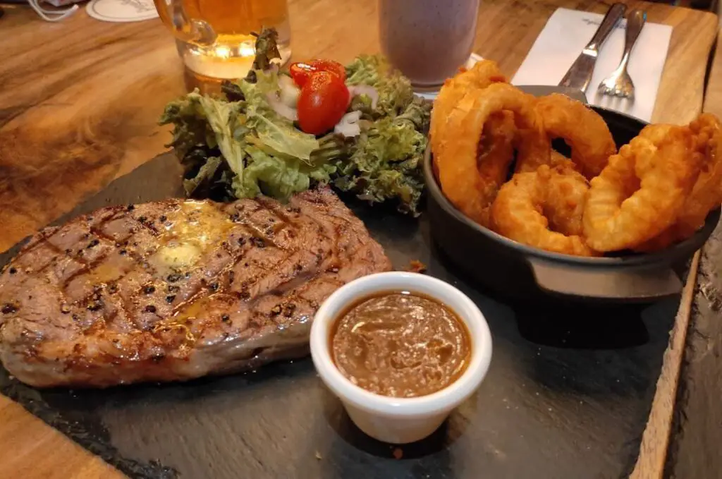 steak and onion ring salad