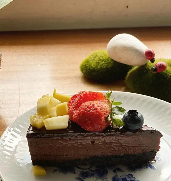 strawberry-chocolate-cake-by-await-cafe