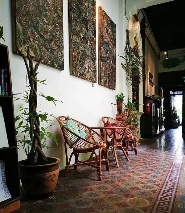 wall-paintings-decorated-along-the-wall-in-lokahouz-melaka-cafe