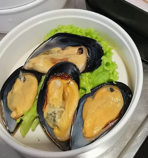 a bowl of molluscs at xun wei hotpot bugis
