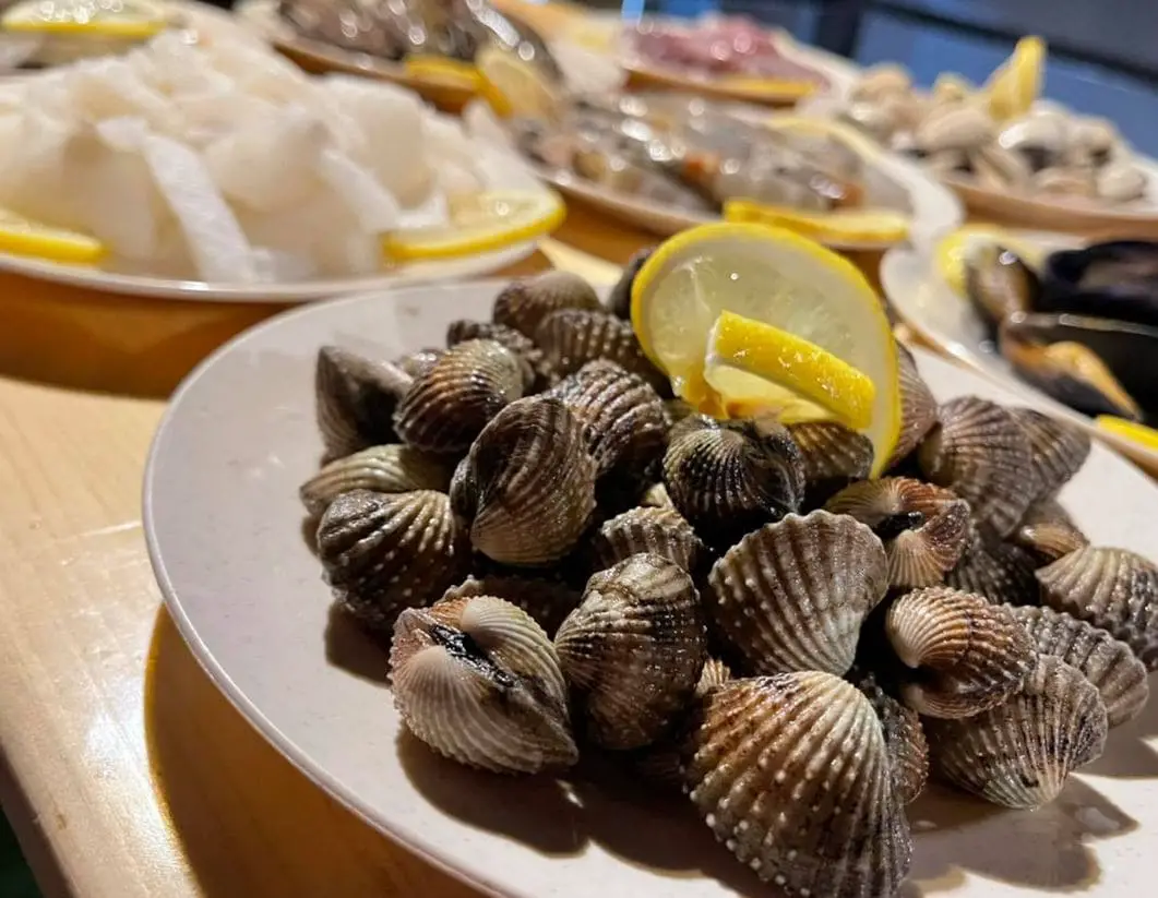 fresh cockles served in Highland Steamboat Cheese & Grill cameron highlands