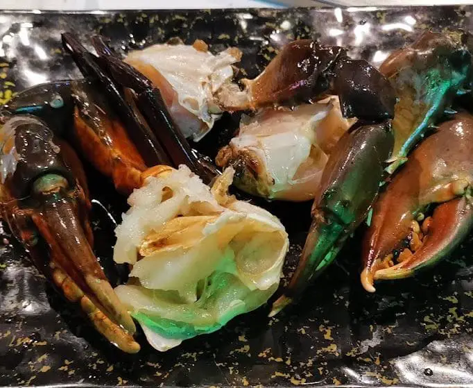 fresh crab available in jiu gong ge hotpot bugis