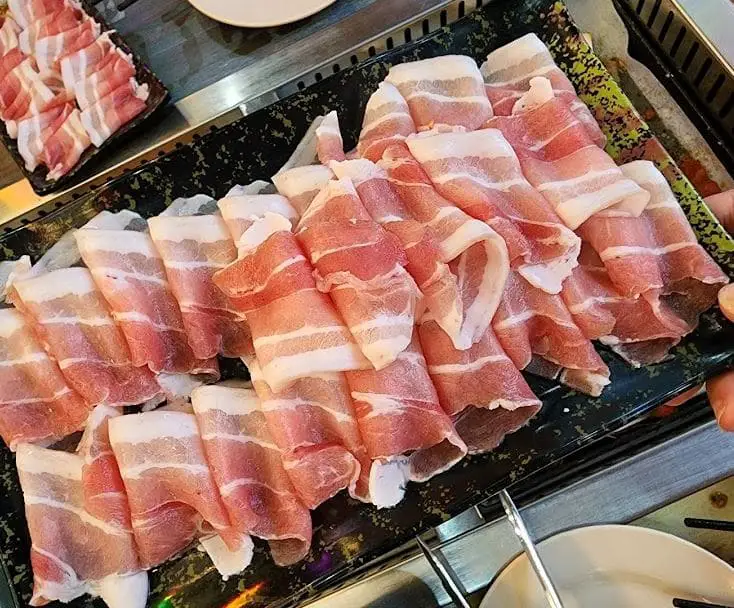 fresh meat choices in jiu gong ge hotpot bugis