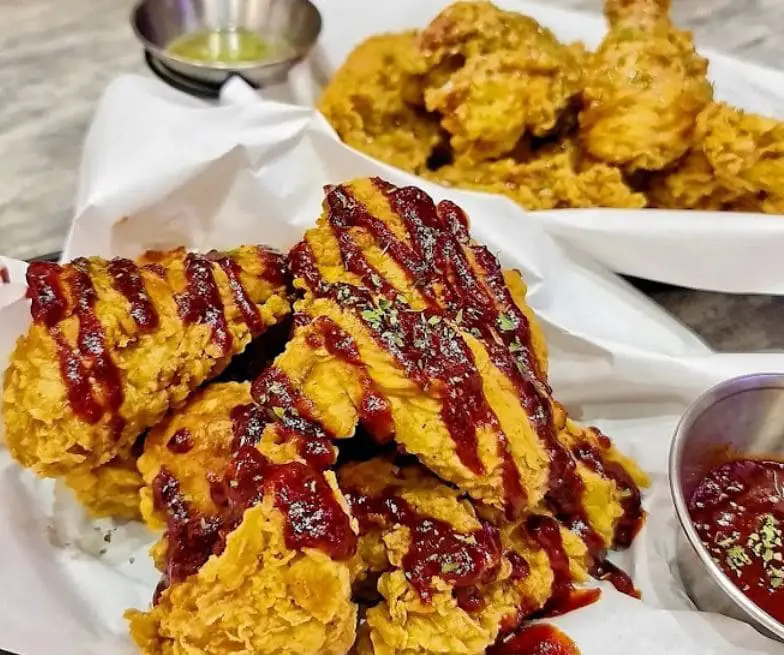 fried chicken served in pizzamaru bugis