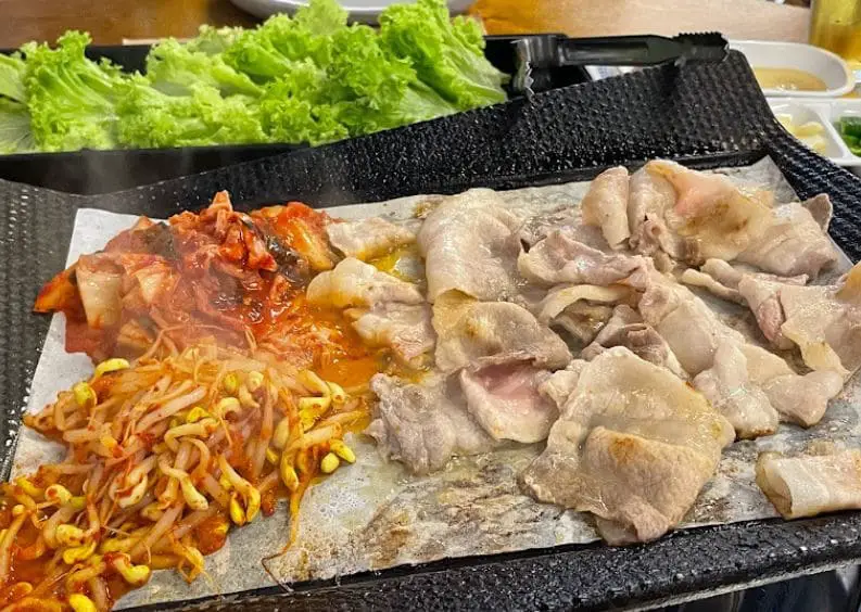 meat grilled on parchment paper in ssak3 bugis