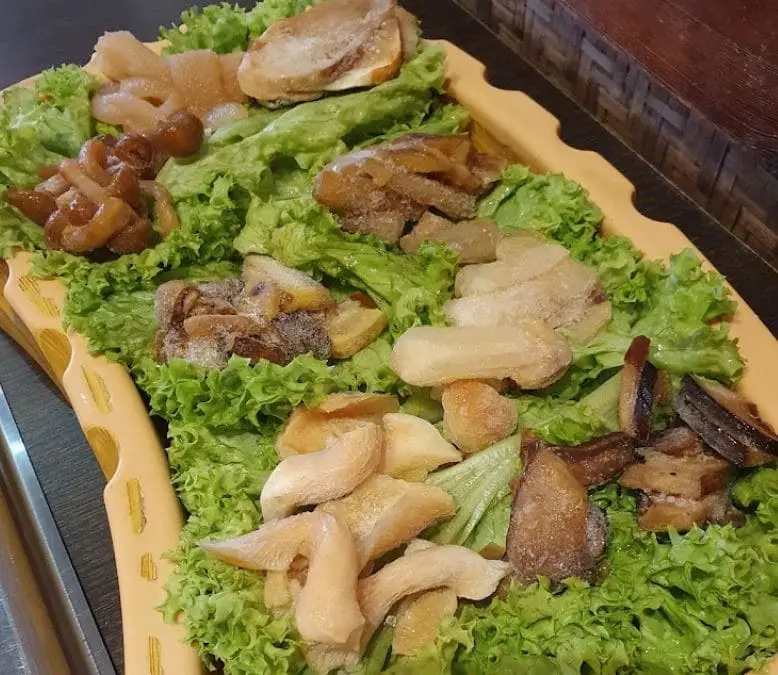 meat serving on a bed of lettuce at xiangcao yunnan
