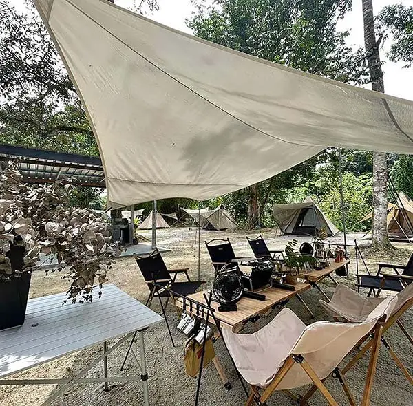 seating-arrangemnet-for-dining-at-hammock-by-the-river-glamping-malaysia