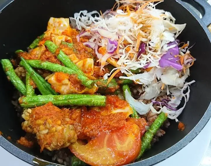 simple vegetarian bibimbap served in vege pot bugis