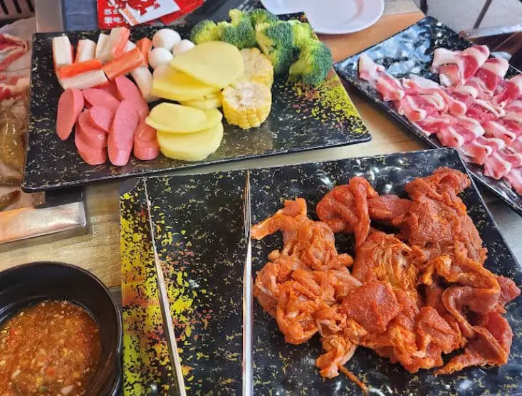 variety of ingredients present in bugis bbq and hotpot