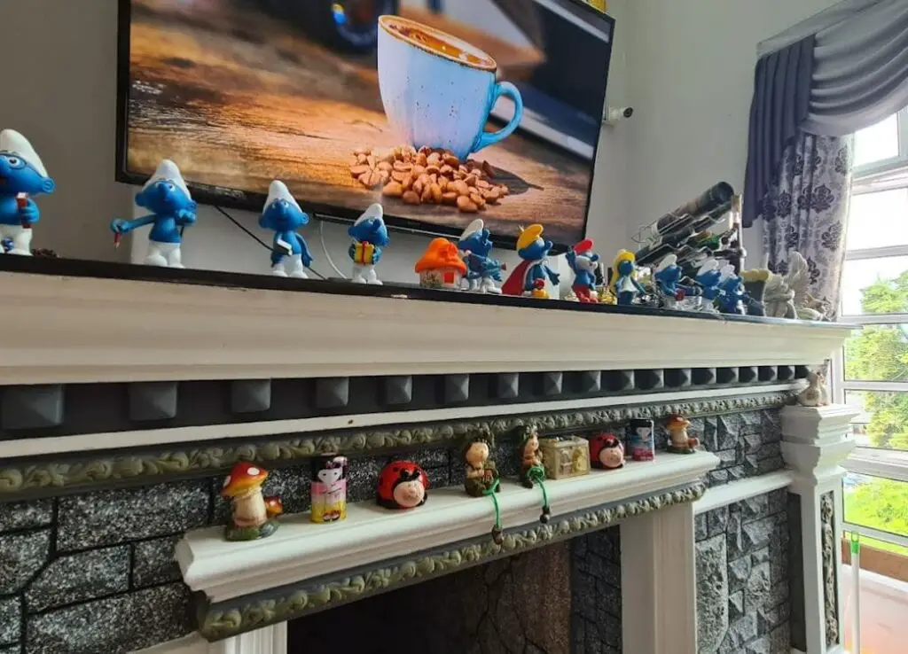 lineup of smurfs figurine inside english coffee house cameron highland