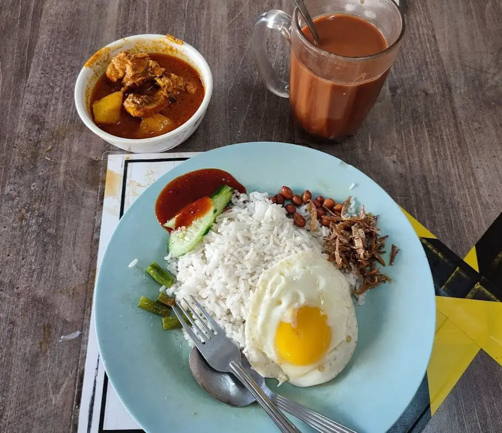 nasi lemak with curry and milo for breakfast at yong teng cafe