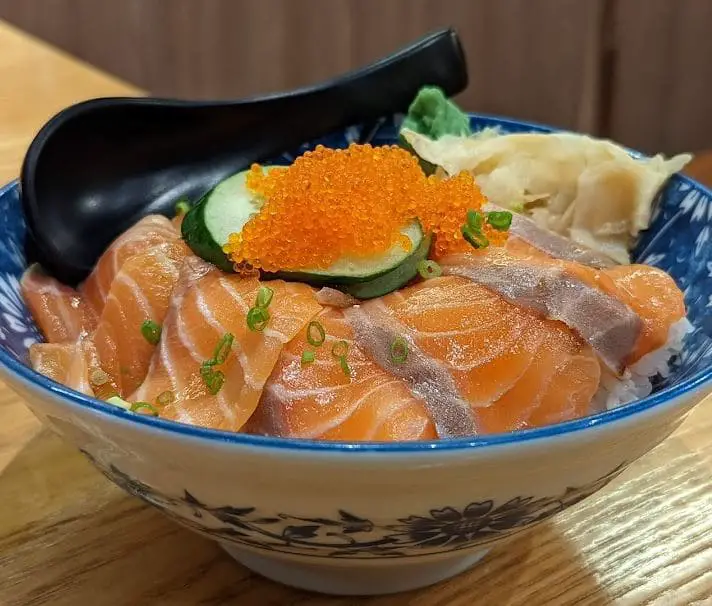 salmon rice served in en sushi in bugis