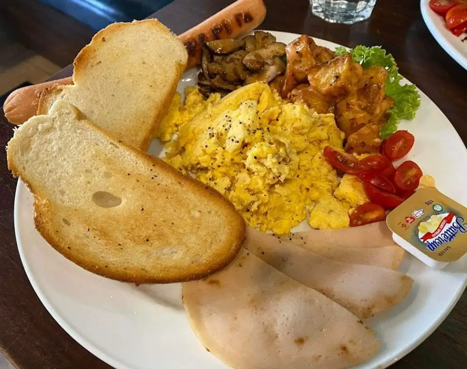 scrambled eggs breakfast at scott cafe