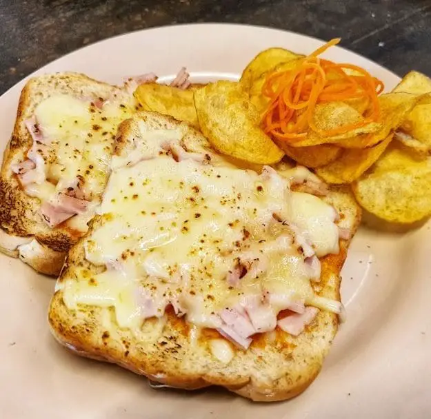 cheesy toast and chips in big ben breakfast and western cafe