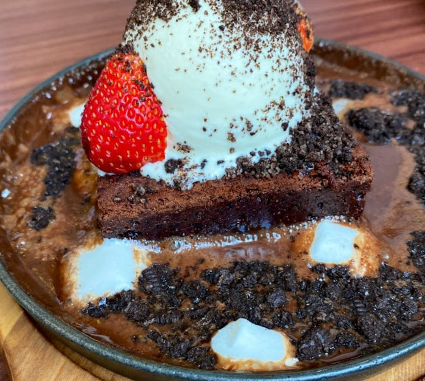 chocolate strawberry dessert served in molten cafe