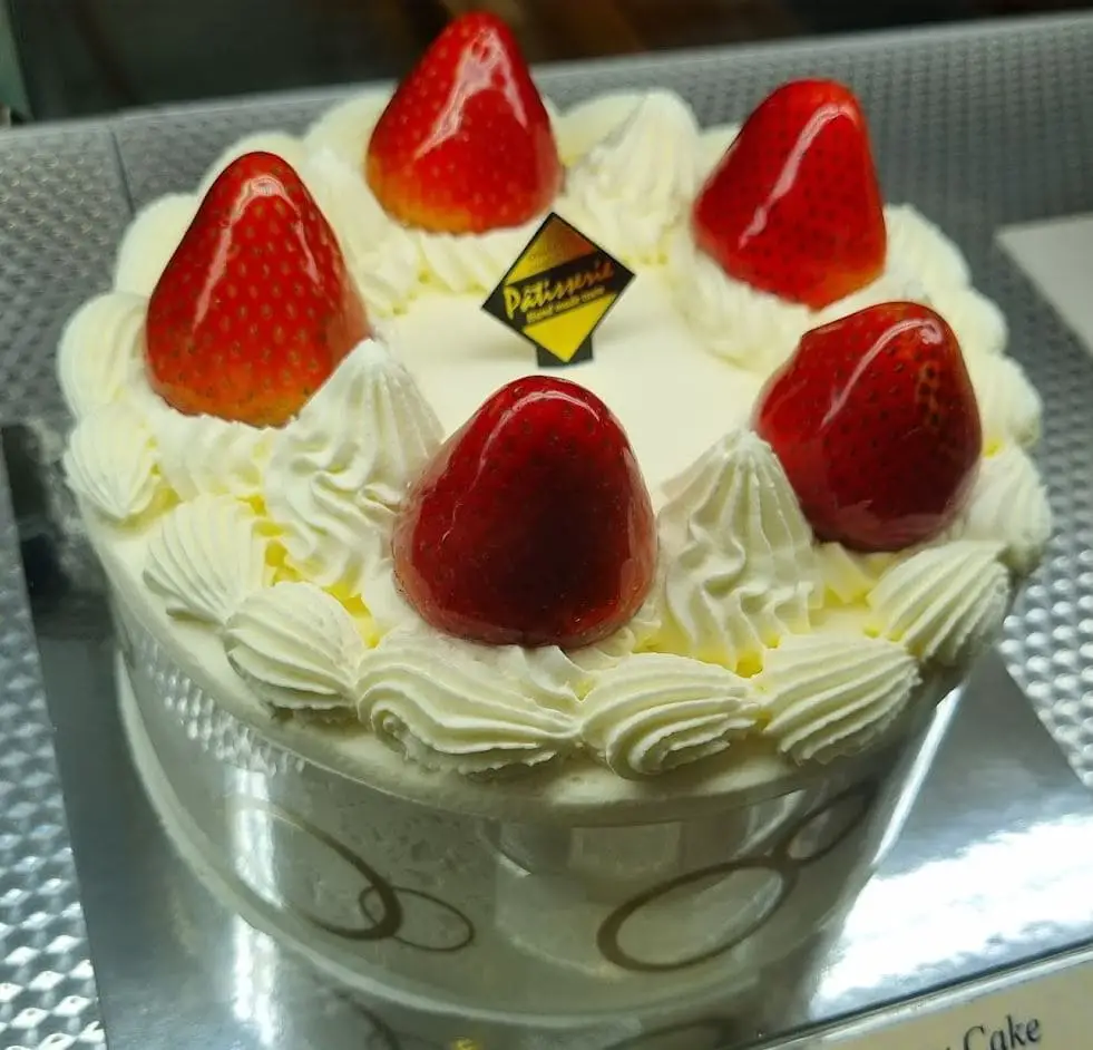 original strawberry cake sold by four leaves a bugis cake shop