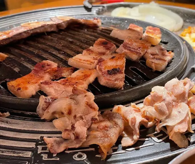 grilled meat and pork belly samgyeopsal in sin manbok