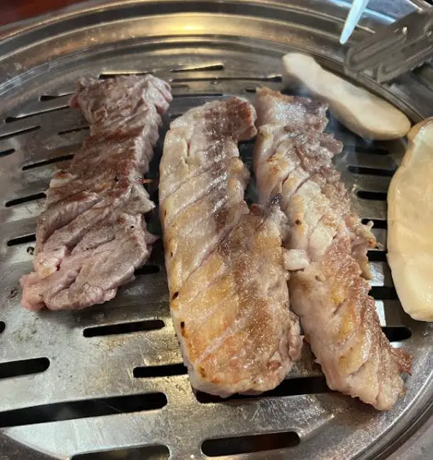 in this tanjong pagar kbbq buffet restaurant called guiga the staff will grill the meat for you