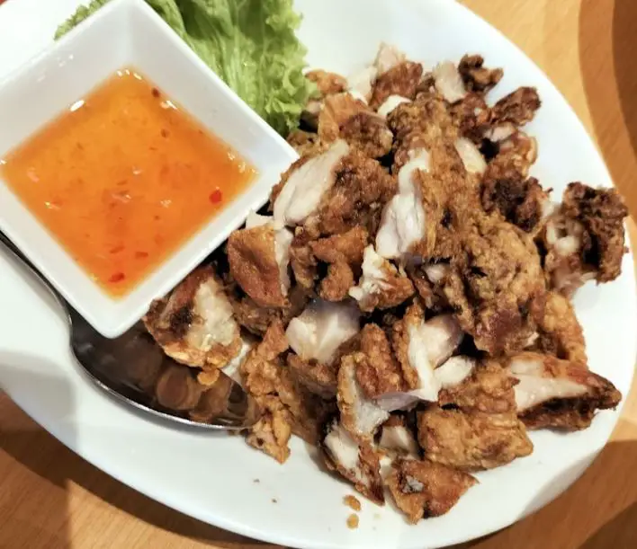 thai fried chicken with dip at thong thai restaurant penang