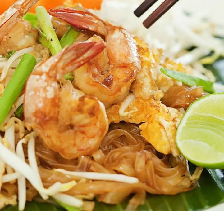 thai fried kuey teow with lime and prawns at Krung Thep Thai Restaurant in georgetown penang