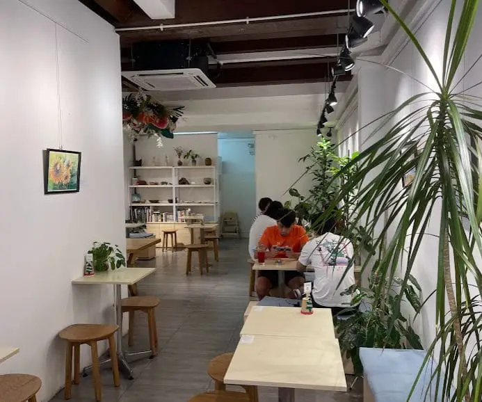 ambiance inside flor cafe