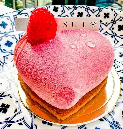 heart shaped raspberry cake by nesuto
