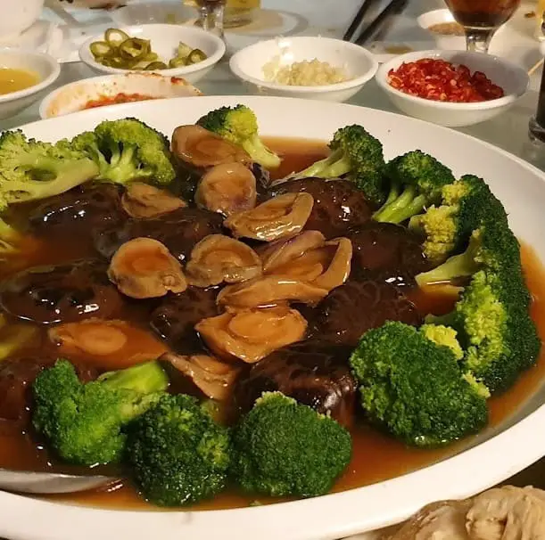 abalone cooked with mushroom and broccoli from Hee Lai Ton Restaurant