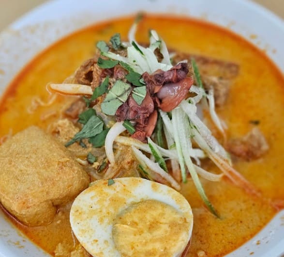 bowl of laksa topped with fresh clam meat at Aunty Nance Laksa 1961