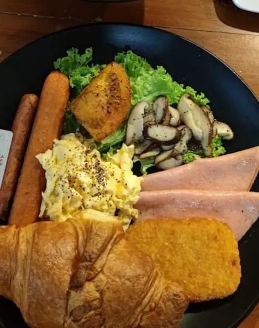 breakfast platter served at Fat Doo Doo Cafe